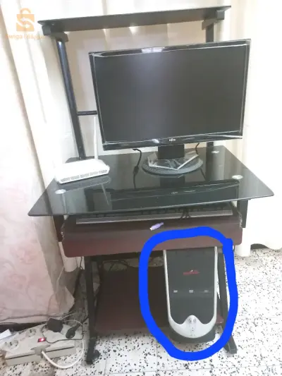 ordinateur de bureau avec table