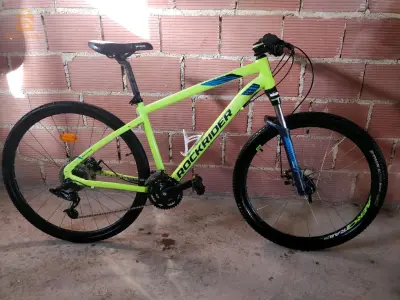 des vélos et trotinettes électrique