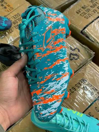حذاء رياضي difeno crampons mixte 
+ جوارب مجانا 🎁 
نوعية الحذاء جد ممتازة 🔥👌
التوصيل متوفر كامل الولايات 🇩🇿
مرحبا بالجميع ✌️
