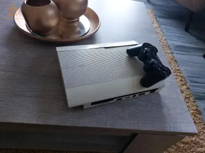 PS3 Slim blanche trés bonne état avec manette d'origine