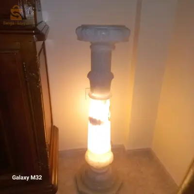colonne corinthienne lumineuse en marbre blanc