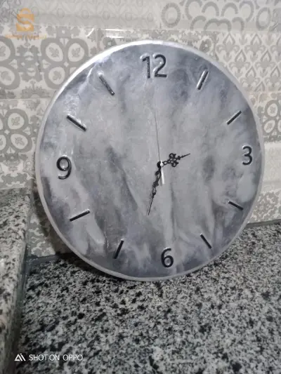 ساعة حائط من الخشب و الريزن هدية حسب الطلب