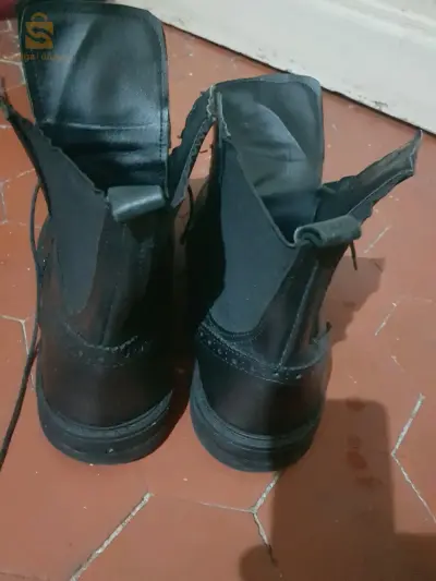 je vends un chaussure Italie cuir pour hommes la pointure 43