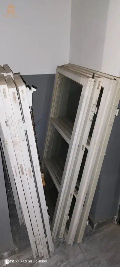 02 fenêtres sans cadres et 06 volets intérieurs pour 3 portes fenêtres