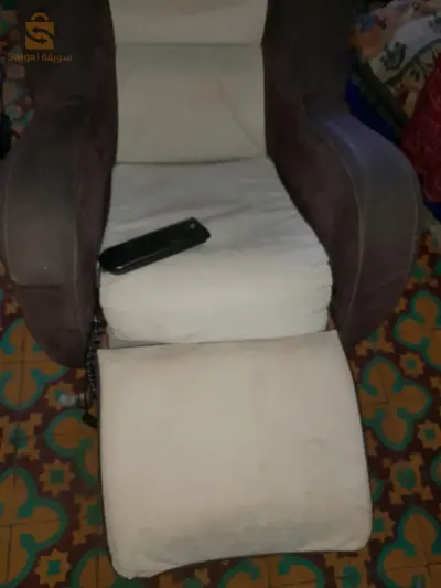 كرسي ثابت لكبار السن أو المرضى .فيه عدة أوضاع بالريموت كنترول. مريح جدا للجلوس في جميع الوضعيات. في حالة جيدة جدا 
Fauteuil fixe avec télécommande pour plusieurs positions . pour malades oubien personnel agées.  en tres bonne état.