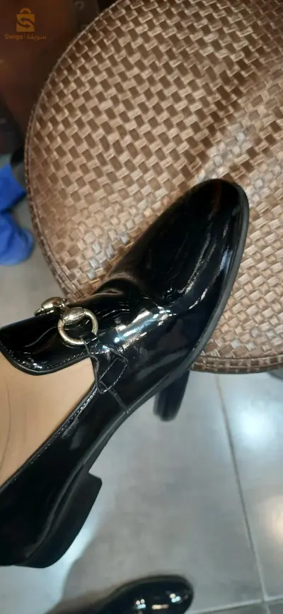 Deux beaux costumes portés une fois . et une belle paire de chaussure pointure 41 .