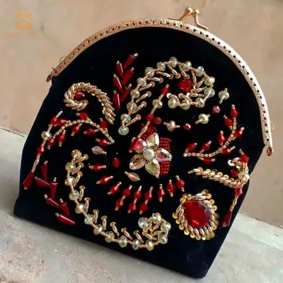 pochette soirée perlée à la maindisponible sur commande couleur au choix