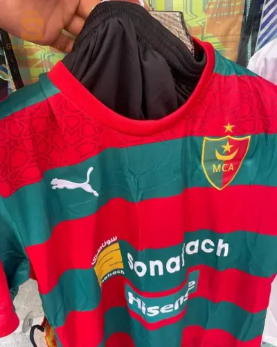 Le maillot MC présente un design dynamique et des couleurs attrayantes, reflétant l'identité et l'esprit sportif du club. Fabriqué avec des matériaux de haute qualité pour offrir confort et durabilité lors des activités sportives. Le maillot porte le logo et les logos du club