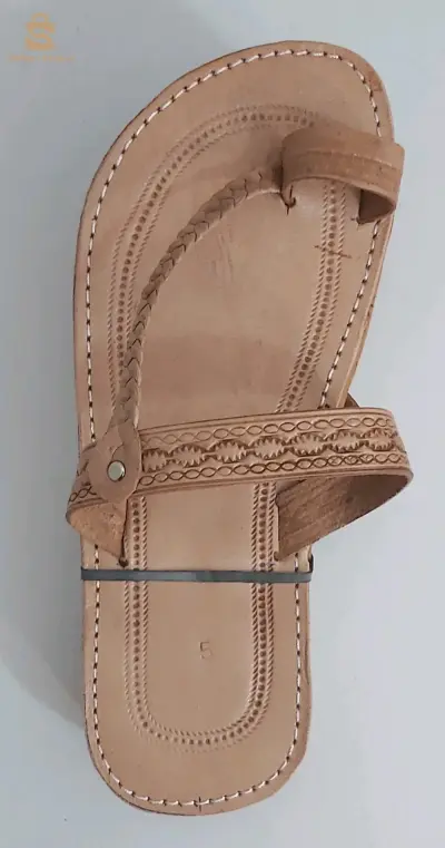 qulaquette cuire  pour homme model algerien fih les pointure 40/45 
laivrision 58 wlilaia desponible