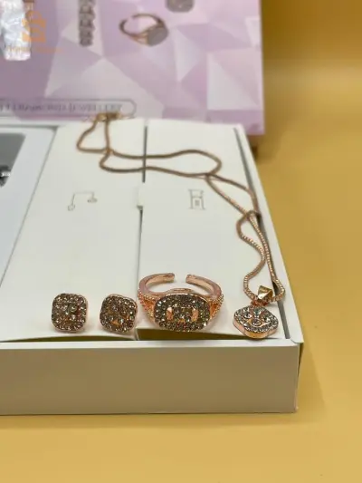 COFFRET MONTRE CONNECTÉE MODIO U93 MINI + 5 BIJOUX + 3 CEINTURES 40MM - ROSE ET NOIR 
TRÉS BONNE QUALITÉ ✌️