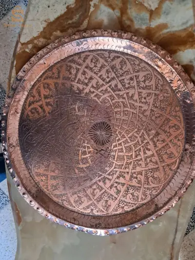 Mise en vente de trois plateaux en cuivre. Ils sont de différents diamètres, avec un charmant aspect artisanal et traditionnel.