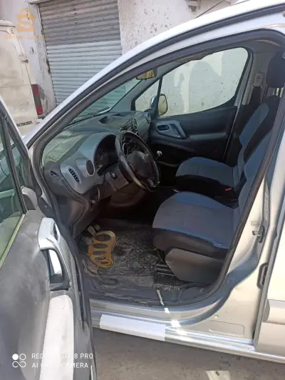 سيارة عائلية