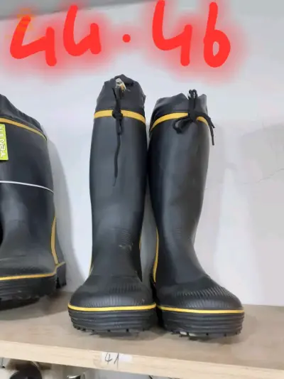des bottes 👢 femmes et hommes disponible