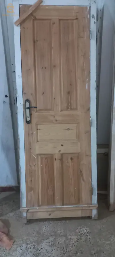 أبواب خشبية ونافذة