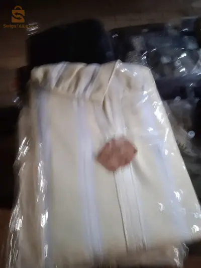 à l'occasion du mois de Ramadan je vous propose des abaya de bonne qualité avec un prix disponible pour tout le monde adulte et enfant veuillez me contacter si vous êtes intéressé merci et bon ramadan à tout le monde