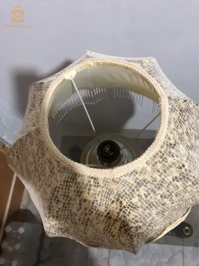table avec une veilleuse pour décorer