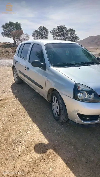 كليو كومبيس 2008 لا باز 1.2 سامبل شيبي 
ماشيا 351 موتار مريفيزي 
فيها قرعة ڨاز جديدة 2023
معاود فيها ليبارشوك في زوج 
و باب مرشوش فارني على برا 
و زوج ليراكور باينين بلحمر في ليفوطو 
و فروا صغيرة خلاص في القصعة   
رقم الهاتف 0698930535
