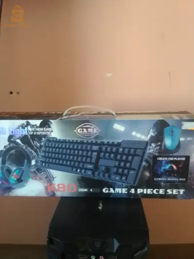 كلافيي جديد غير مستعمل و السماعات rgb