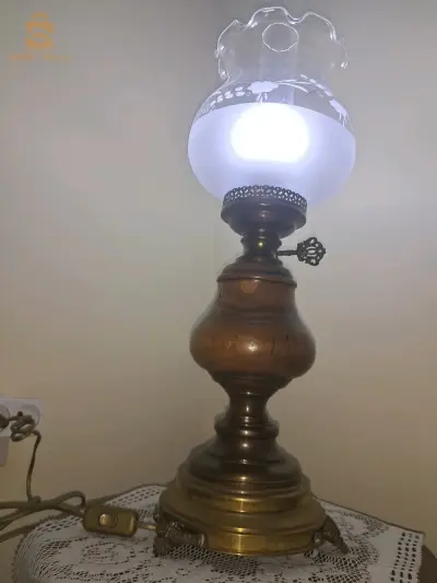 Gigantesque lampe de salon italienne, vintage, en laiton et bois de chêne avec abat-jour en verre.

زوج من المصابيح الكبيرة والكبيرة للصالون. ذات صنع ايطالي عتيق، من شبيه النحاس وخشب البلوط الرفيع مع قفص المصباح من الزجاج الشفاف