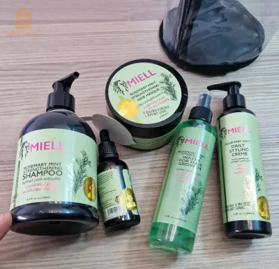 Produit copie de MIELLE made in Algérie 
مجموعة روز ماري
الجديدة في السوق. 
مجموعة زيت الإكليل ميال (MIELL) هي مجموعة محلية الصنع وبجودة رائعة وثبتت فعاليتها في: 
✅إصلاح بصيلات الشعر التالفة. 
✅إيقاف التساقط. 
✅تنعيم وترطيب الشعر. 
✅مناسبة لجميع أنواع الشعر. 
✅إنبات الشعر. 
✅ملئ فراغات الشعر. 
✅تطويل الشعر وزيادة متانته وقوته. 

#المجموعة مكونة من: 
زيت إكليل الجبل
شامبو إكليل الجبل
كرام إكليل الجبل
ماسك إكليل الجبل
ماء إكليل الجبل

#طريقة الإستعمال: 
يوضع القليل من قطرات زيت اكليل الجبل على فروة الرأس والتدليك باصابع اليد ثم يترك لمدة لا تقل عن ساعتين بعدها نبخ الشعر بماء الاكليل ويترك مدة 15 دقيقة بعدها نغسل الشعر بالماء وشامبو إكليل الجبل بعدها يترك الشعر ليجف ونقوم بوضع ماسك إكليل الجبل ويشطف بالماء ونظيف كرام اكيل الجبل ويدلك باصابع اليد لمدة 15 دقيقة وئغسل الشعر ونتركه يجف لوحده دون استعمال المنشفة او مجفف الشعر. 
نعيد الكرة كل يومين ولضمان نتيجة فعالة نستمر على هذا المنوال لمدة اكثر من شهر.