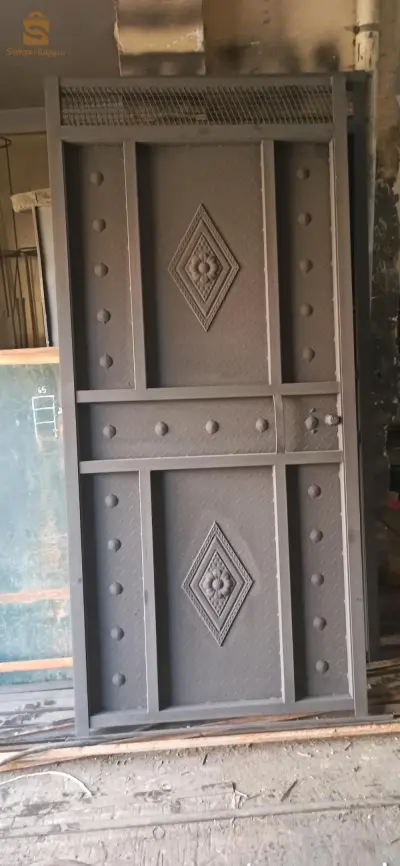 باب حديدي