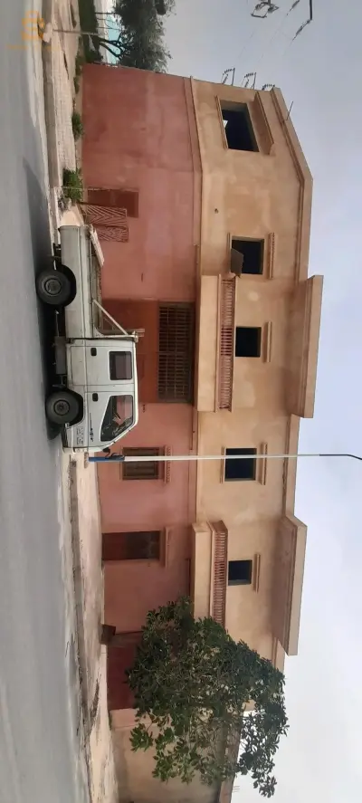 🚨 فريڨويات كبار مع ديبو بواجهتين للبيع 
📃 وثائق : عقد ملكية ودفتر عقاري 
✅️  يتربع على مساحة كبيرا تقدر ب 1000 متر مربع 
🔴 يمتلك خط كهرباء 100 فولت فيه transfo و la ligne وحدها جيبينها من زناتة يحتوي كذلك على حاسي دو مضخة كهربائية ألمانية 🇩🇪 و صهريج يتسع إلى 75.000 ألف لتر من ماء مشروع ناجح لمن يريد الإستثمار 
🔴 يحتوي على 6 فريقويات بمحركات ألمانية 🇩🇪 فيه 
2 يتسعون ل 280 قنطار و
2 يتسعون ل 160 قنطار و
2 يتسعون ل 150 قنطار 
🔴️ بنسبة لطابق الأول مساحته إجمالية تقدر ب 850 متر مربع فارغ يمكن إستعماله في كل مجالات وعنده دخلتين من الخارج ومن داخل وعنده متسع من مساحة لتركيب مصعد ascenseur 
📍 مكــــــان : ولاية تلمسان 
🔸️ دائرة : حناية
🔹ال️منطقة صناعية مستقبل zone industrielle
⭕️
⭕️  رقم هاتـف : 0656130775