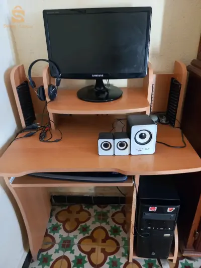 كل شئ ( حاسوب مع كل اشيائه المصورة و الطاولة ) ب مليون و خمسمائة 
ملاحظة: يوجد عطل في الوحدة المركزية unité centrale