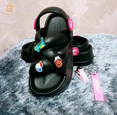 صنادل للنساء والبنات