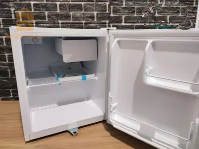frigidaire Mini bar Raylan couleur blanche(ثلاجة متوسطة الحجم)
