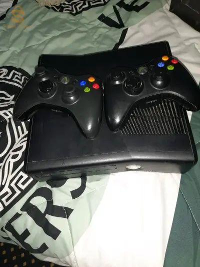 xbox 360 2 manette 25 jeux plus des cd négociable