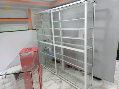بيع عتاد محل كونطوار و فيترينة و كرسي