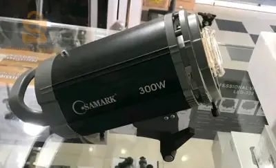 2 flash studio 
samarK 300W 
2 tripied 
2 softbox 
2 grid 
Etat neuf 9/10