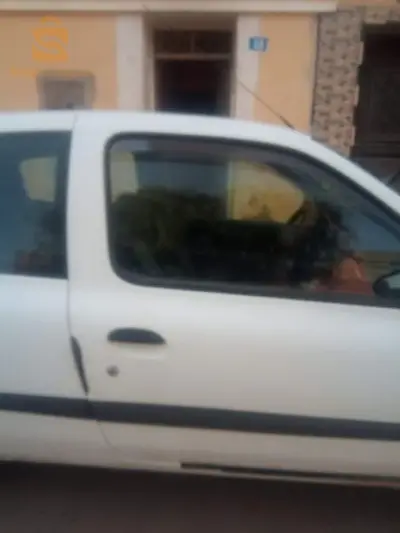سلام عليكم كليو 2 بدنيا مازوت محرك 1.9 D ماشيا 170000 فيها فوال قديم و راكي صغير فلباب جيهت السائق عجلات 8/10 محرك 6/10 زيت ماينقصش مي يسخن شوية