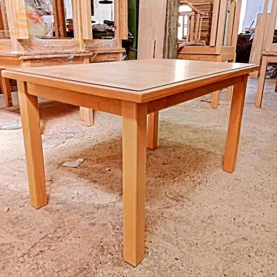 طاولات وكراسي
