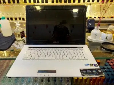 كمبيوتر محمول علامة Asus