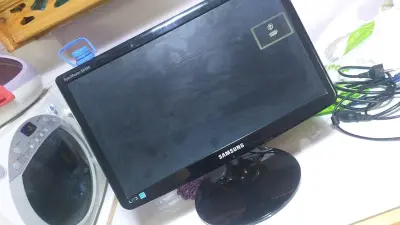 شاشة كبيوتر سامسونج في حالة جد جيدة