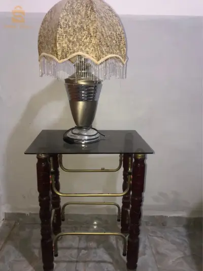table avec une veilleuse pour décorer