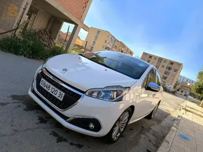 Peugeot 208 année 2020  0676 42 40 06