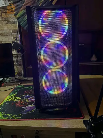 CM : Asus Strix Z270F
CPU : i7 7700k jamais overclocké
Refroidisseur Coolermaster T400
GPU : MSI 1060 6G jamais overclocké
Ram :  Asgard 16g 2x8 RGB
Alimentation 550w 
SSS + HDD
Boitier RGB