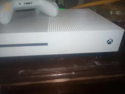 Xbox one s 1tb gdid Mst3ml chhr w fih 9 Jeux w Manita original w mchi mfto7 Nbi3 w nbrz b tilifon
