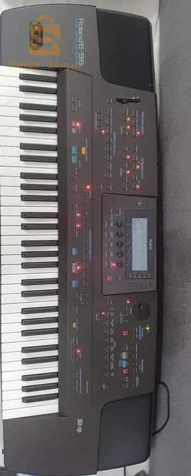 حالة جيدة Roland E96