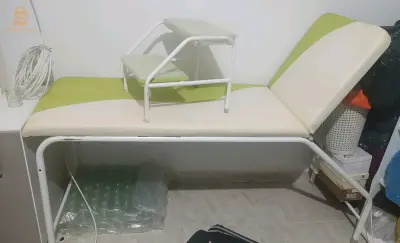سرير طبي و مكتب للبيع