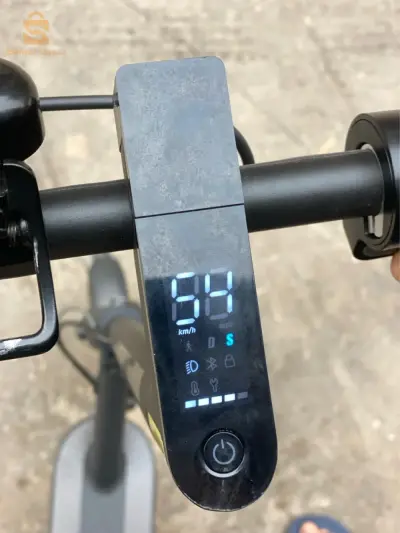 xiomi S1 avec chargeur d’origine w etat 10/10 kolchi jdid fiha hja chba bzeef vitesse 55 km/h