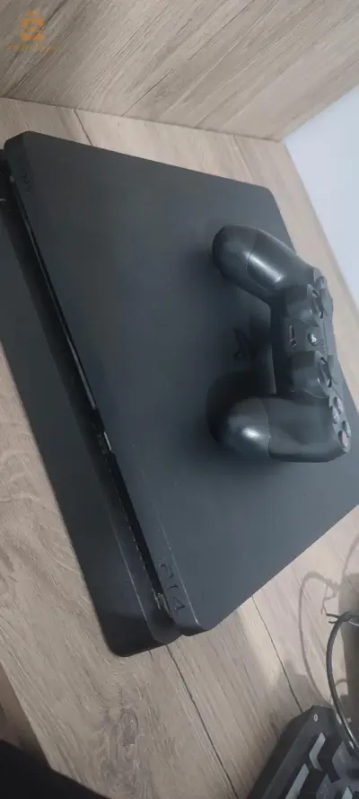 PS4 slim 1tera avec des jeux fifa 23 read dead god of war compte