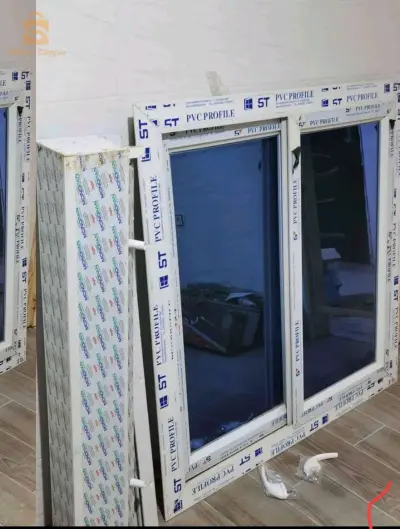 Fenêtre en PVC avec rideaux