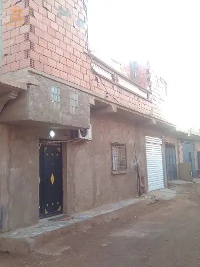 سكن للبيع في العيايدة وهران بلدية عين البية بطيوة...ديزستومو مع محضر معاينة للموثق...فيه صاله كبيرة وشومبرة ....قراج كبير وباجدو ...ريدو إلكتريك.....و2 مراحض وحوش...الطابق الأول مفصل خص غي الضالة.....