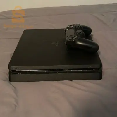 ps4 slim 
500gb 
ماشي مفلاشية
حاجة نقية نحلت غي باش تتنقا 
خادمة عام تقريبا
