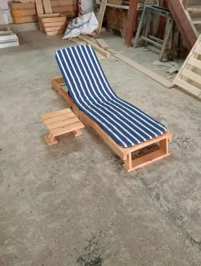 transat en bois+ matelas + p'tite table