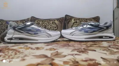 حذاء من نوع  VENOM