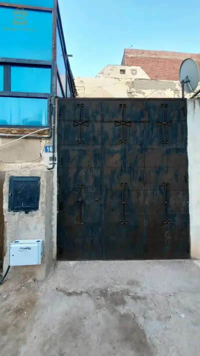 عندي سكنة F3 للبيع في عين الأشياخ مقابلة لابوليس (سكنات واحد فوق واحد سيباربوزي ) أرضي فيه عقد ملكية فيها الغاز ، الماء والكهرباء لي باغي يشري يعيطلي على الرقم 0675015742